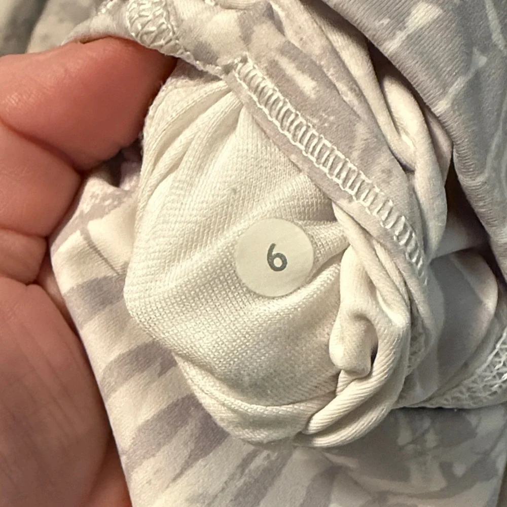 474 Lululemon Wunder Under High Rise LuxTreme – Palm Camo – Size 6